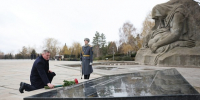 82-я годовщина Победы в Сталинградской битве: Андрей Бочаров на Мамаевом кургане почтил память защитников Отечества - Сетевое издание Городище.РФ